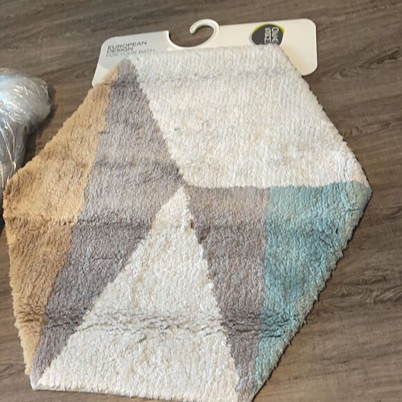 Sorema
Hexagonal Bath Mat - Picture 2 of 2